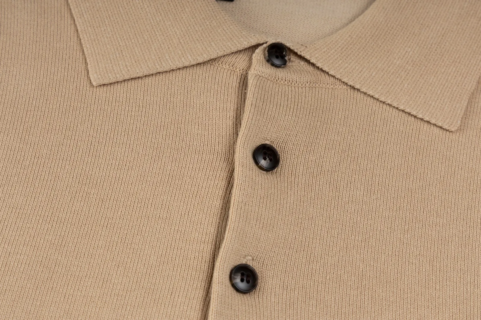 P206 Style number: R07 Ralph Lauren knitted pony embroidered lapel polo shirt three-button pullover open chest long-sleeved sweater. Official website synchronized. Same style for men and women. Classic cotton yarn. 100% white cotton. High-quality goods. Classic style has always been very popular! The workmanship details are very good! The simple lapel polo pullover sweater is always the standard, with classic brand embroidery on the chest! All major stars have the same style! Best for couples. High quality goods! Xinjiang cotton micro-elastic and smooth fabric is of great quality. Pure cotton is soft and skin-friendly. Color #White Blue Gray Dark Gray Khaki Military Green Navy White Label Navy Blue Red Label Black Red Label Black White Label Pink Size#S M L